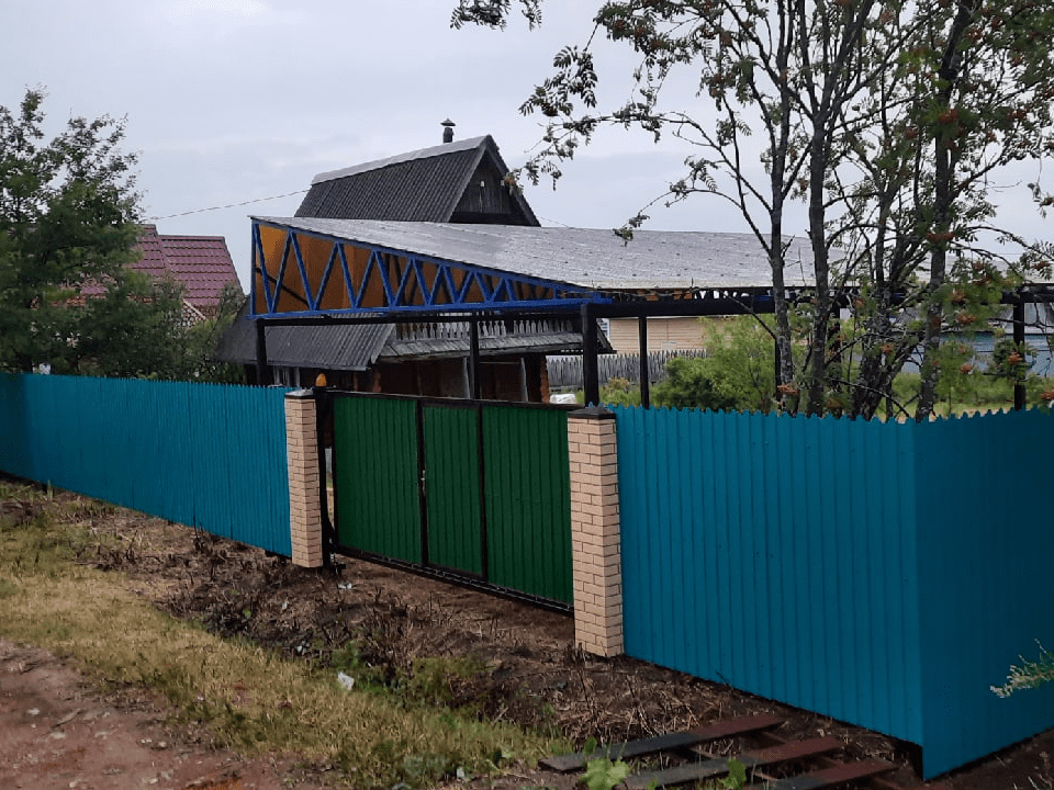 Фото забора из фигурного профнастила RAL5021, ПИКС панели, Эжва, ст. Золотой Гребешок